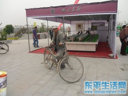 大哥不远百里浇完田地，骑车来买房